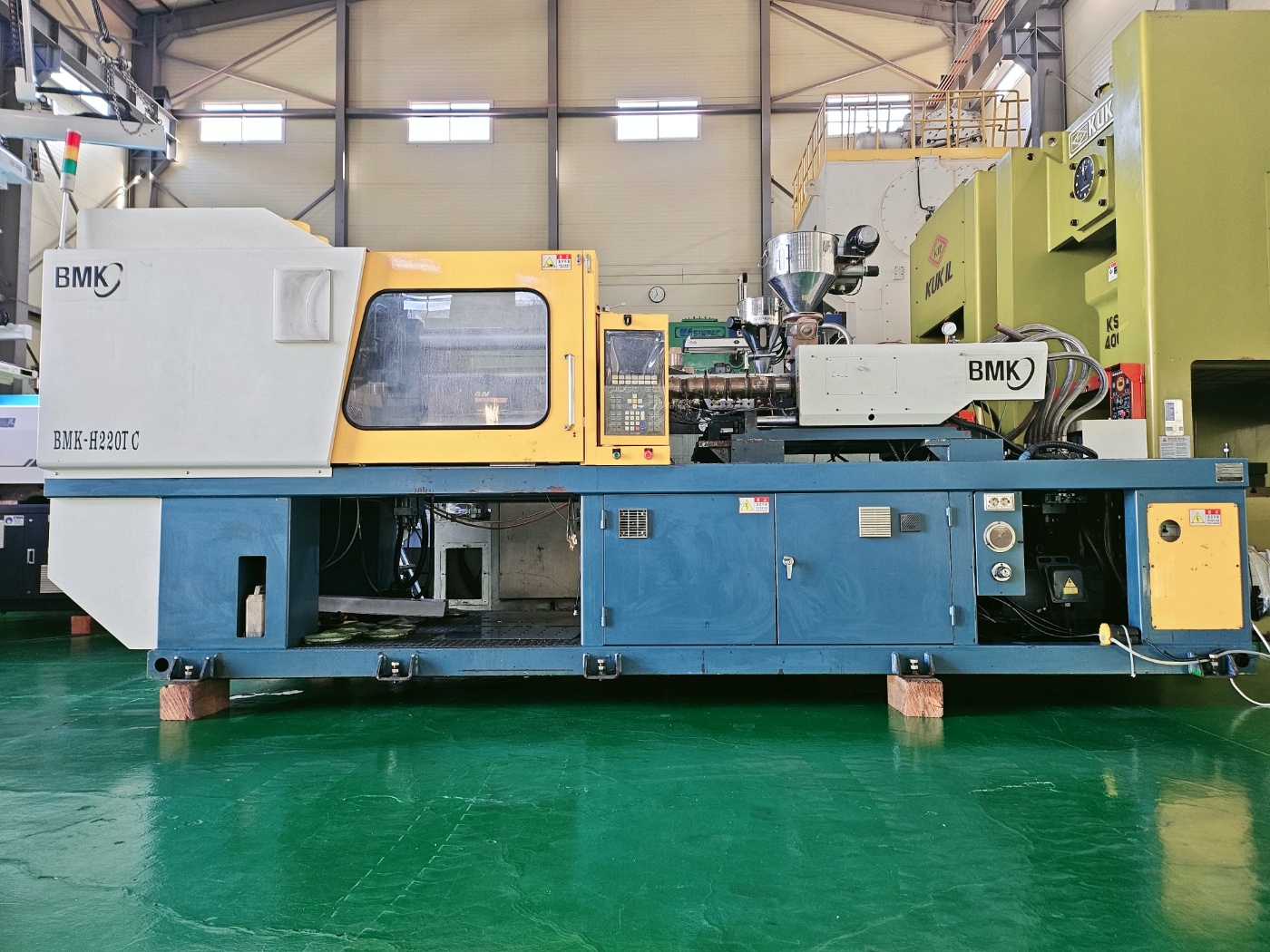 BMK 사출기 220톤 2컬러타입(2007년 4월)