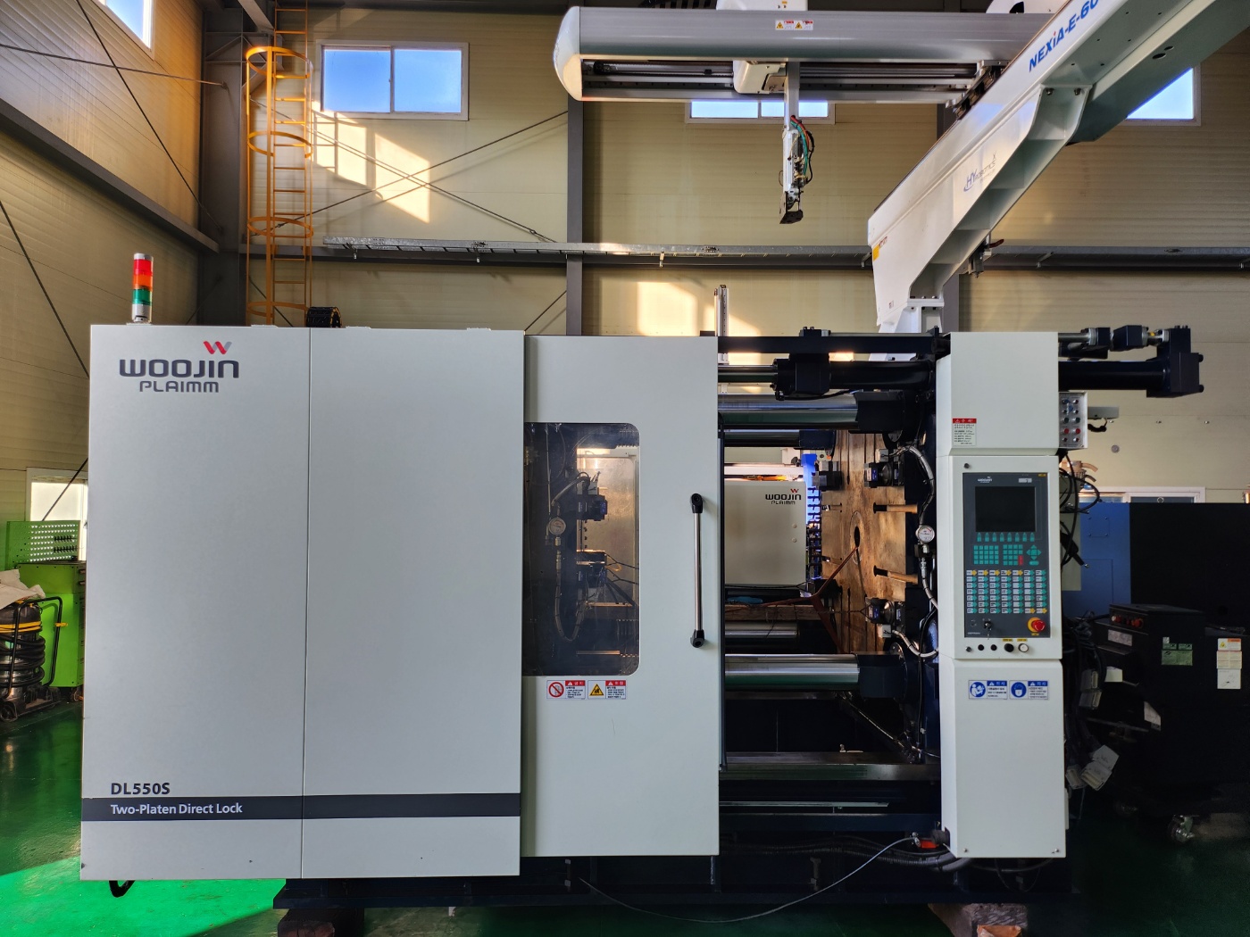 우진사출기 550톤 DL550S 하이브리드 타입 (2018년 8월)