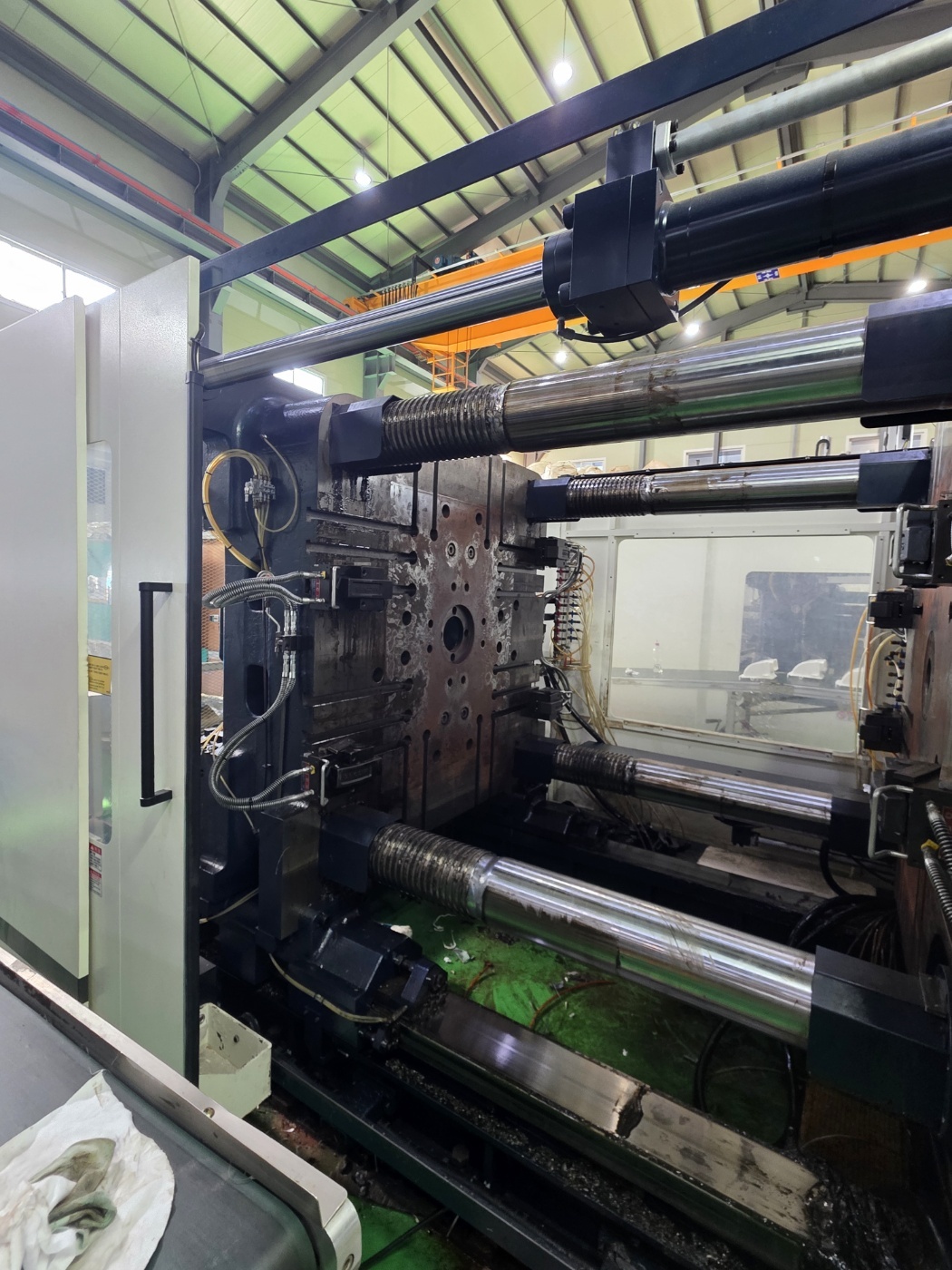 우진사출기 850톤 DL850S 하이브리드 타입 (2021년 5월)  현장판매합니다.