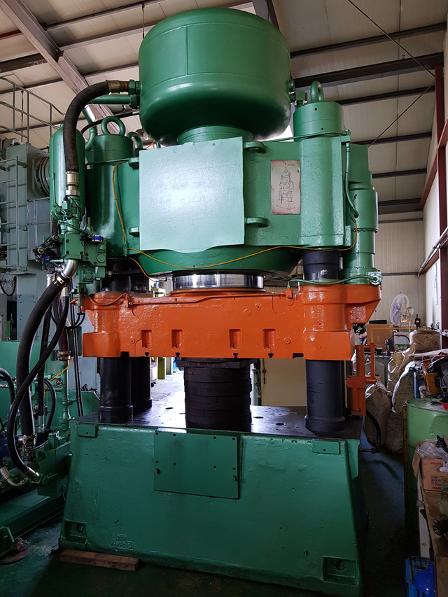 샤크미 (SACMI) 유압프레스 1600톤