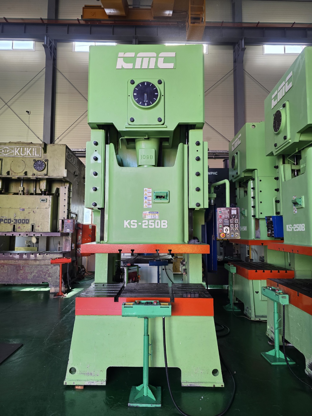 KMC  C형프레스  250톤-다이쿠션 有 (2015년 5월)