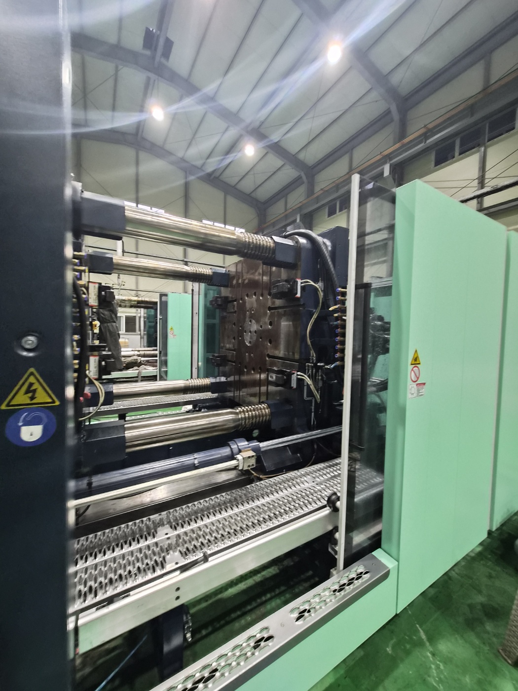 우진사출기 650톤  DL650A5 하이브리드 타입 (2022년 7월)  현장판매합니다.