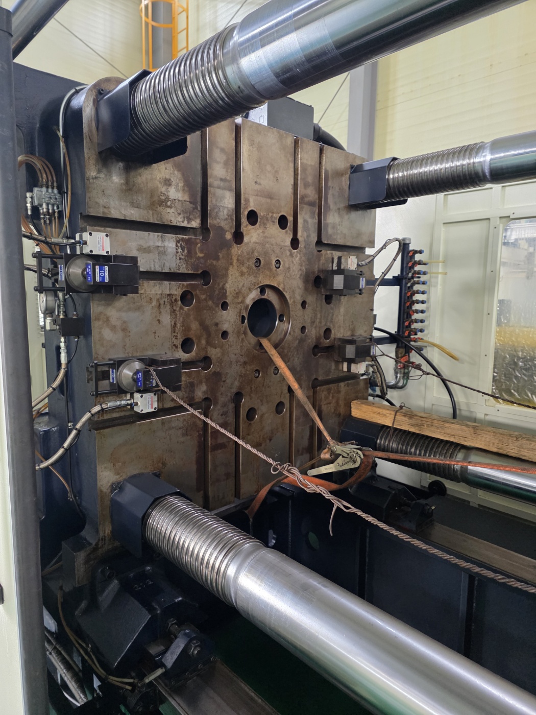 우진플라임 사출기 550톤 DL550S 하이브리드 타입 (2018년 8월)